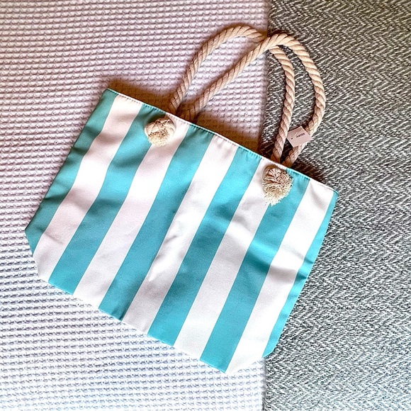 🌴Beach bag! Blue and white stripe tote perfect for summer or a wknd trip. NWOT - Picture 1 of 4
